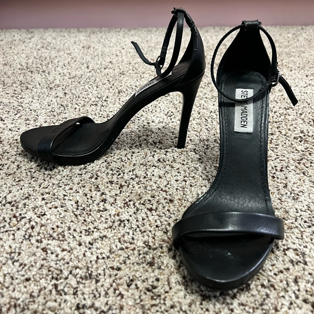 STEVE MADDEN CLASSIC STRAP BLACK HEELS